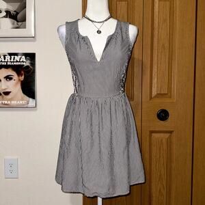 Old Navy Mini Dress Women’s Small Navy White Striped Smocked V-Neck Sleeveless